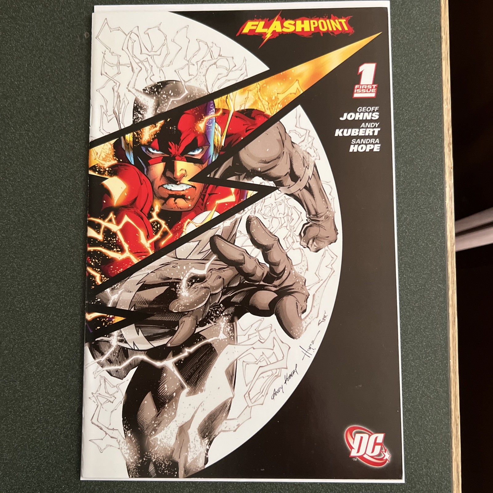 Flashpoint (2011) #1 Canada Fan Expo 2011 Andy Kubert Wraparound Variant Cover