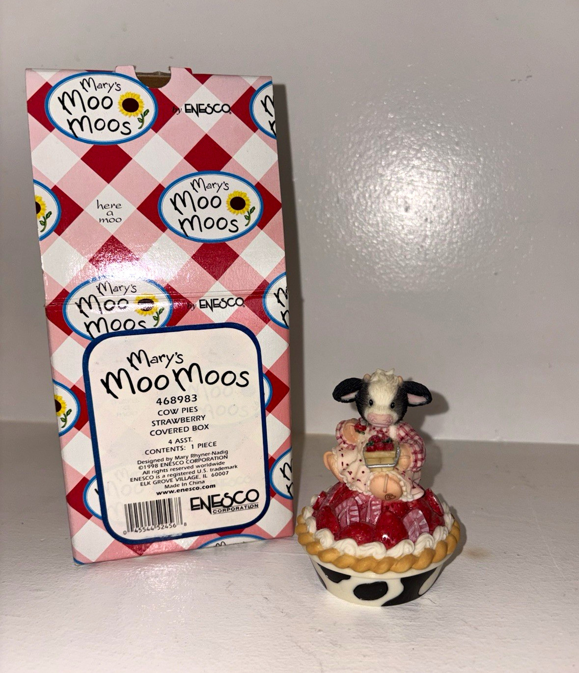 Enesco Mary’s Moo Moos Love by the Crateful Strawberry Cow Pie #468983 1998 Box