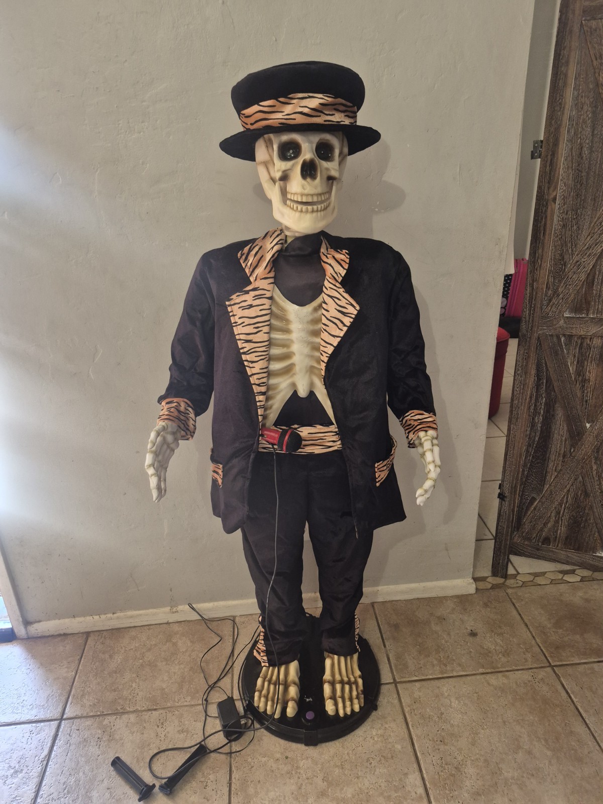Gemmy Life Size 5’ Singing Dancing Skeleton Halloween Karaoke Tiger Stripe Read