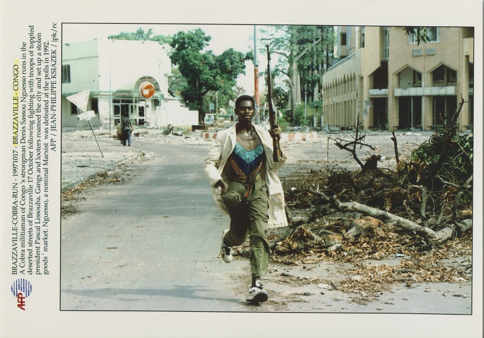 A21 A2118 – Congo: Cobra Militant Running Through War-Torn Brazzaville, 1997
