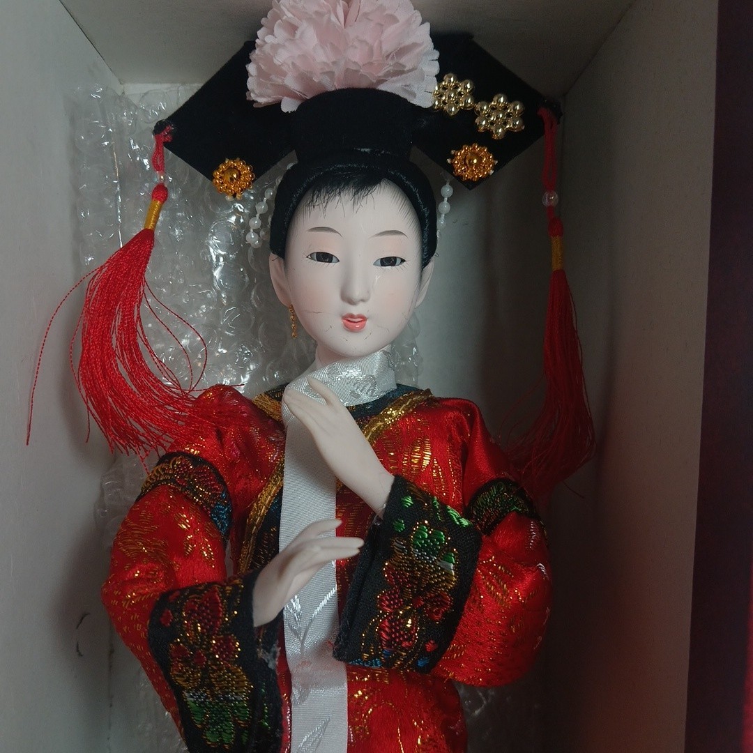  Chinese Doll An Elegant Lady 11½ Inches Tall with box . - BOX O -