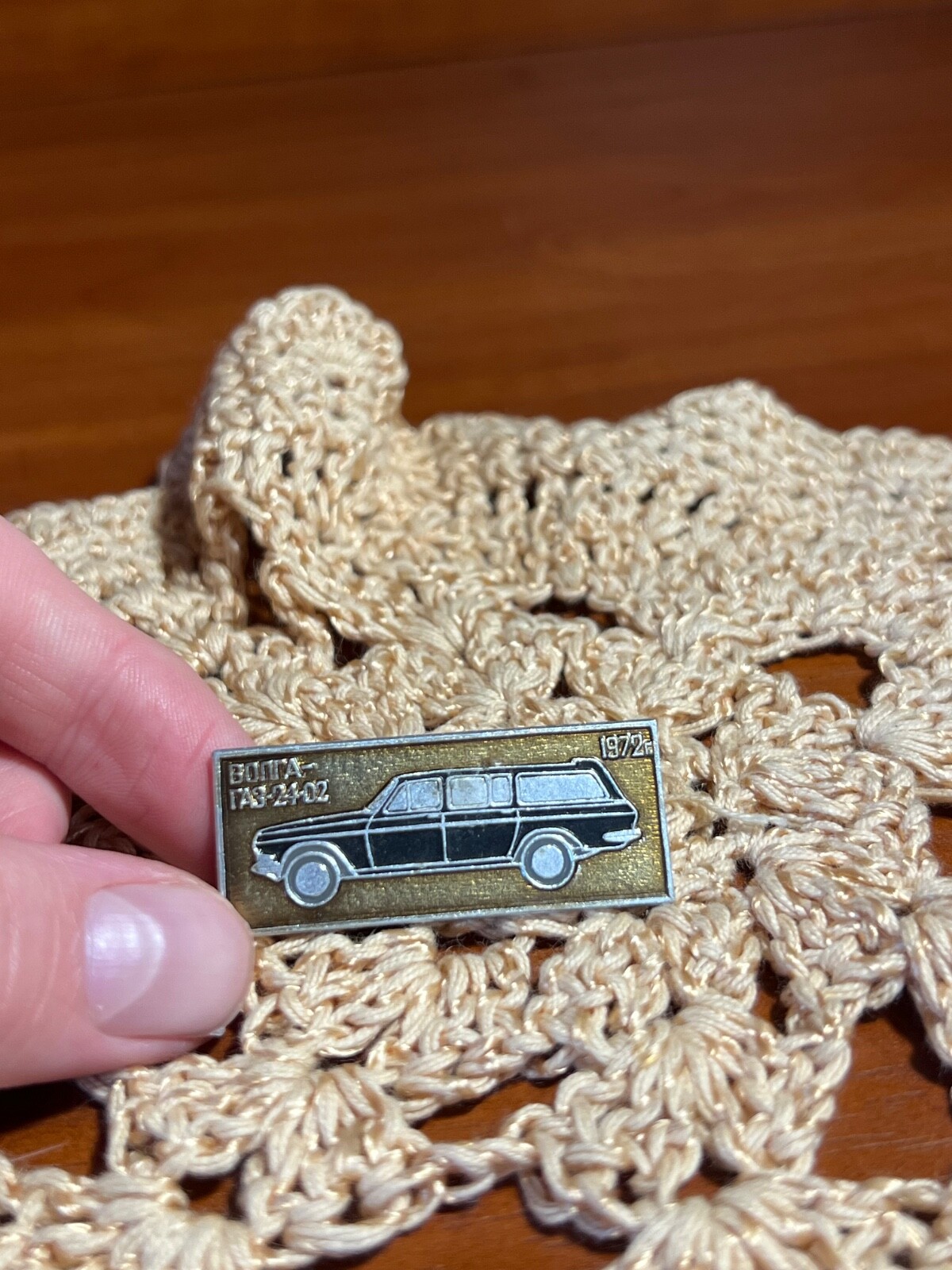 USSR Original Vintage Pinback Soviet Car Volga GAZ 24-02 1972 Russian Automobi