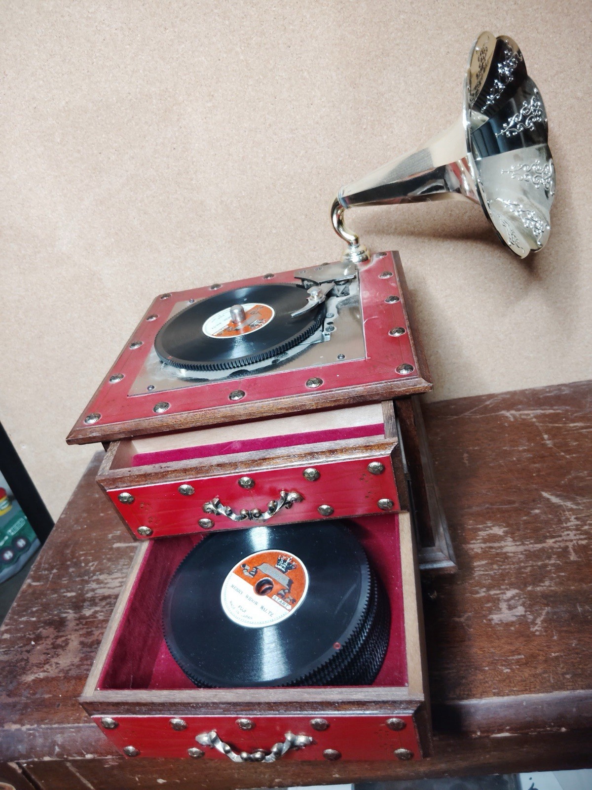 Trumpet phonograph M I M Lador graphophone music box w 12 discs Japan Jewelry