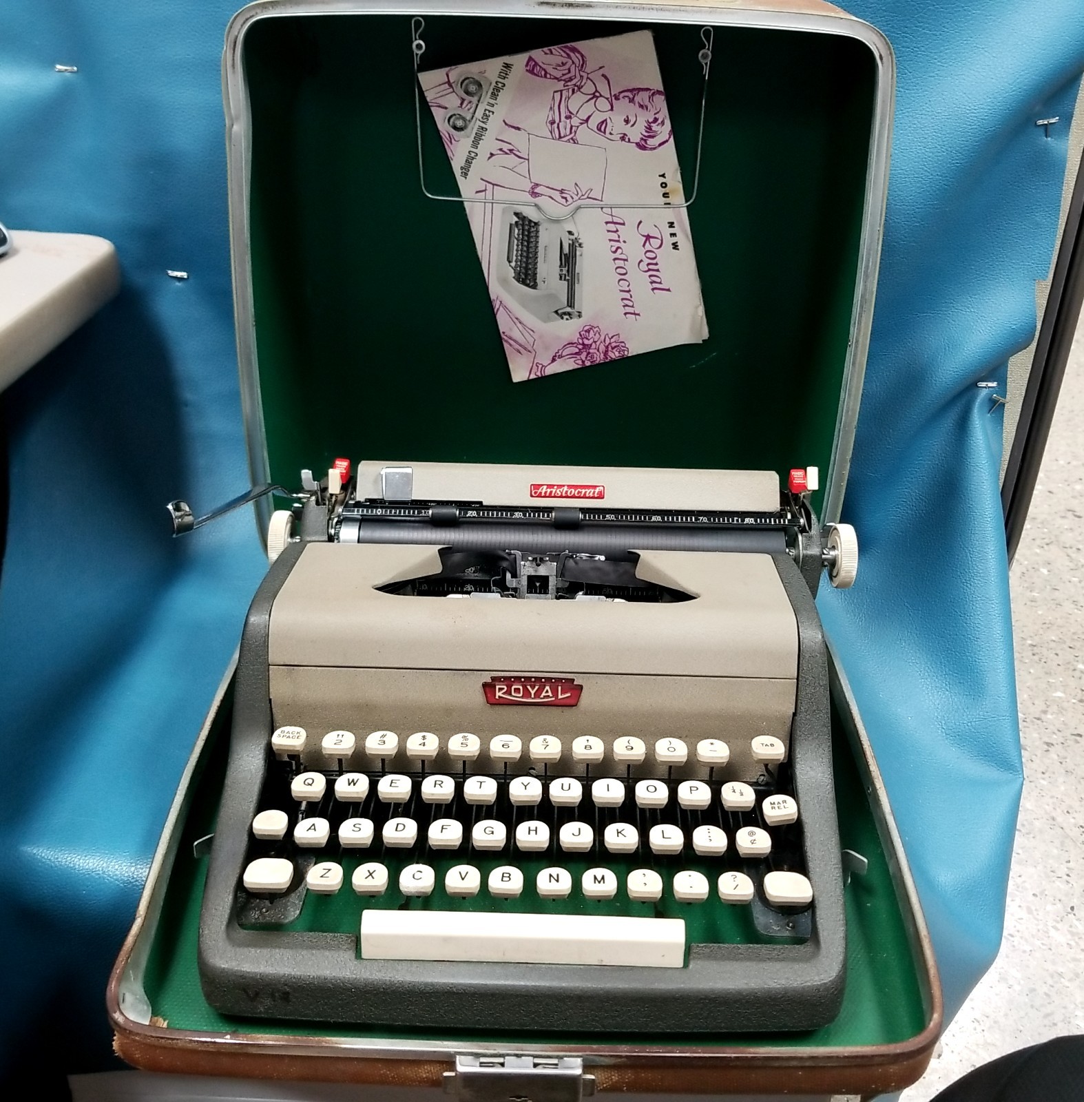 VTG 1956 Royal Aristocrat Portable Manual Typewriter w Hardshell Case