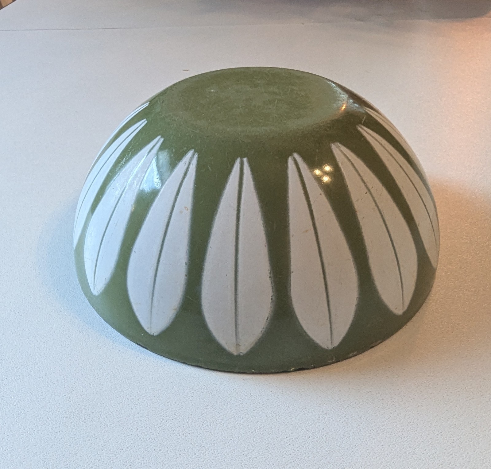 Cathrineholm Vintage Bowl 5 1/2” Avocado Green White Lotus Enamelware MCM Norway