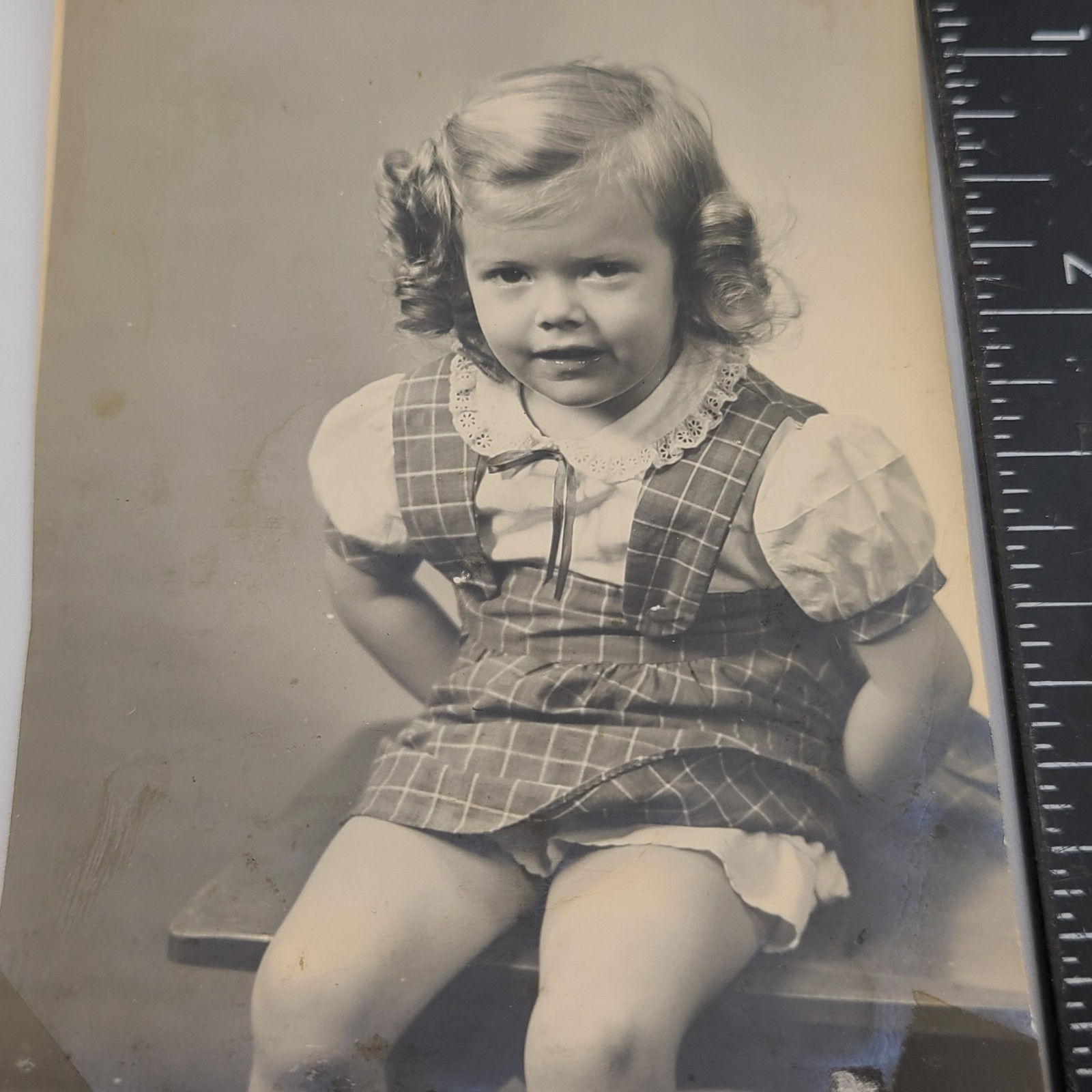 Photo Girl Wearing Nice Dress Fashion Lace Collar Portrait Vintage