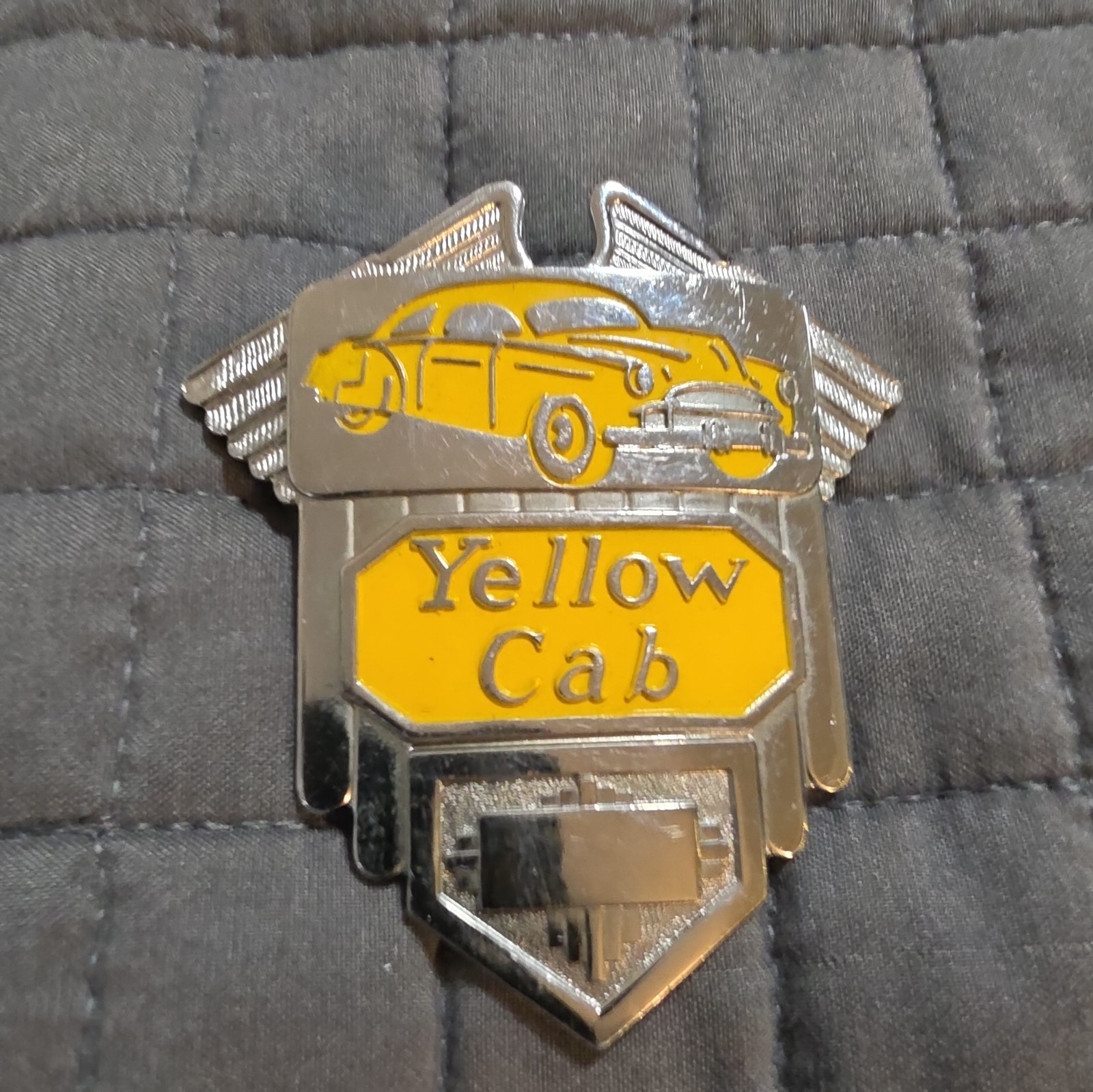 VINTAGE 1940's YELLOW CAB TAXI CAB DRIVER  CHAUFFEUR'S HAT BADGE MINT