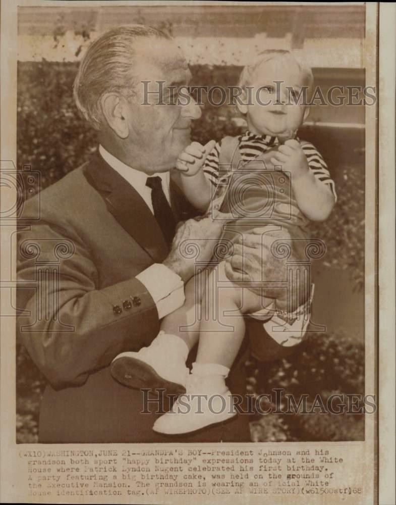 1968 Press Photo Lyndon Johnson carries his grandson Patrick at the White House