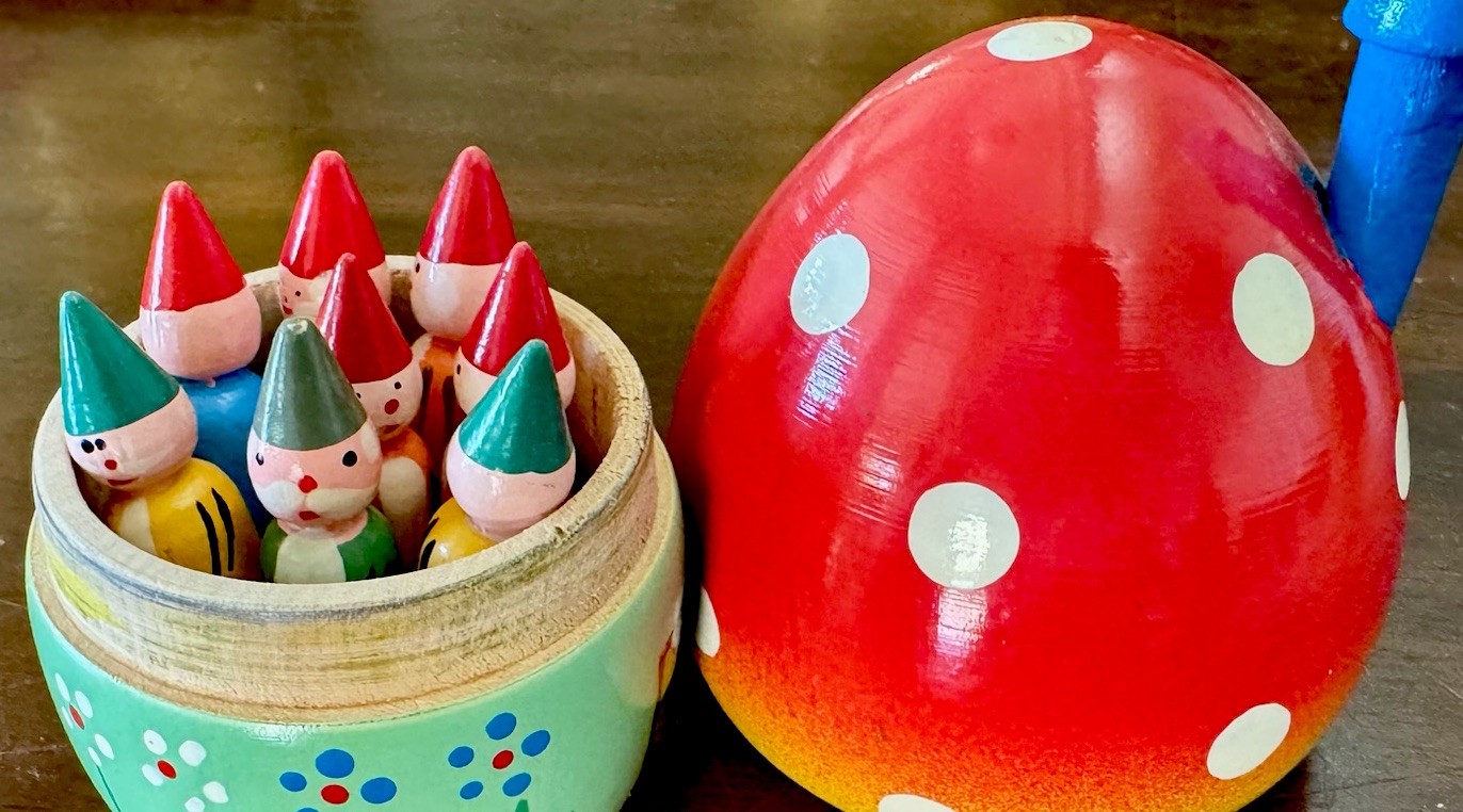 Vtg Matryoshka Style Mushroom Gnome Home w/9 Gnome Pins Bowling Set 5.5