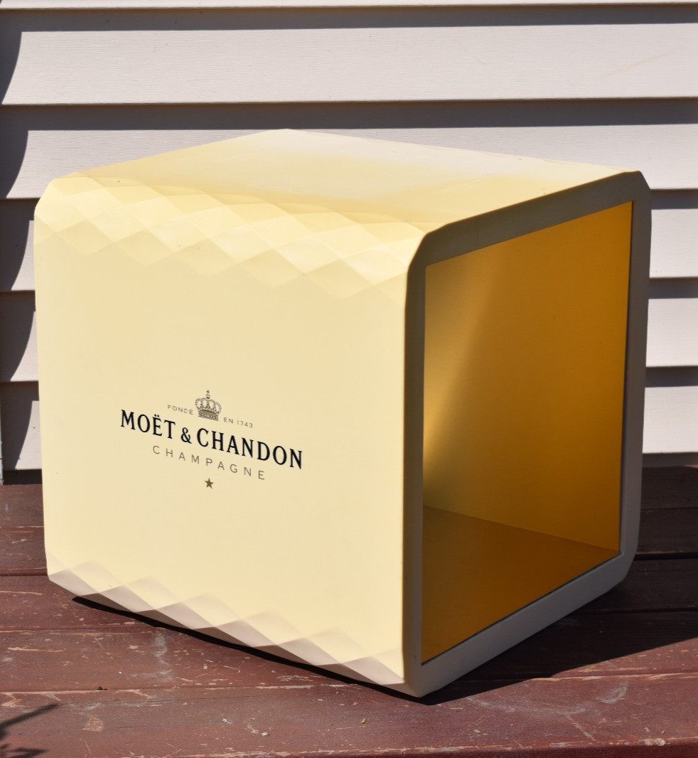 Moet & Chandon Champagne 16\