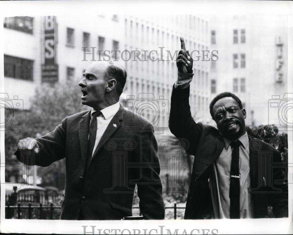 1970 Press Photo Civil Rights Advocates at Johannesburg City Hall - ney12611