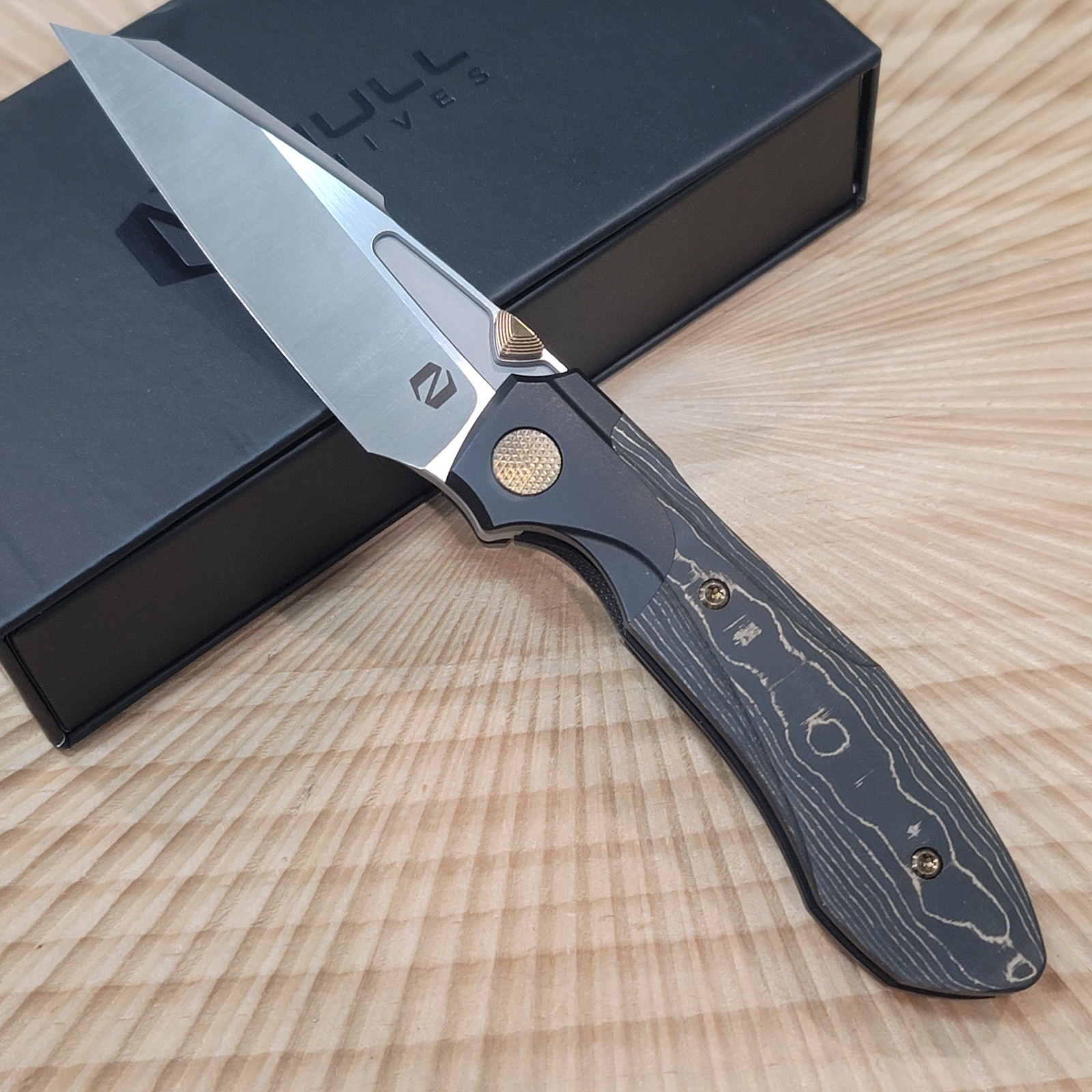 Null Knives Voodoo Doll Gold Camo Fat Carbon, Satin Vanax, Black PVD Titanium 