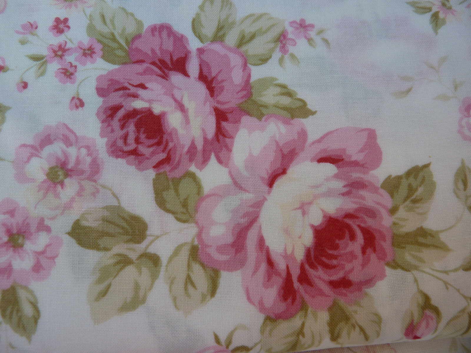 Lecien Durham Quilt WoW Pink Roses  on off White Cotton Fabric