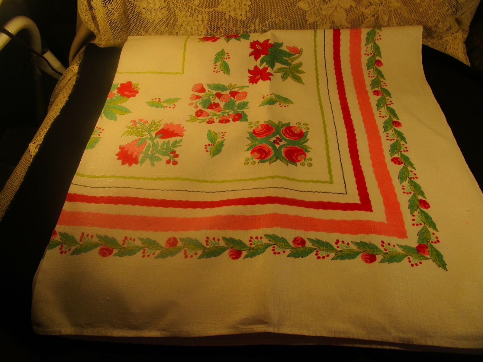 VTG. TRUE COTTON TABLECLOTH 50X50 RD-PK-GREEN CLEAN