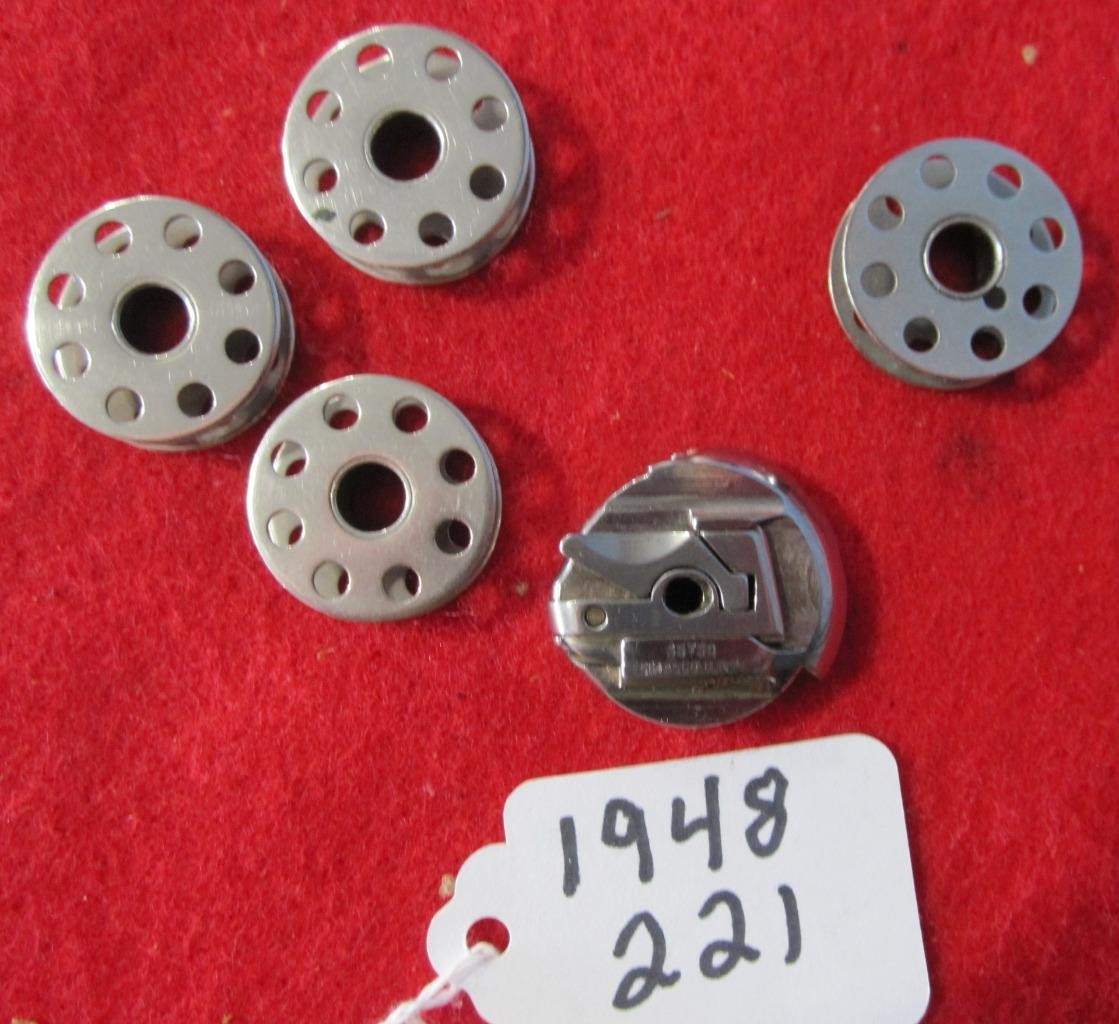 1948 VINTAGE SINGER SEWING MACHINE BOBBIN CASE   FITS 301 / 221 NO. 45750