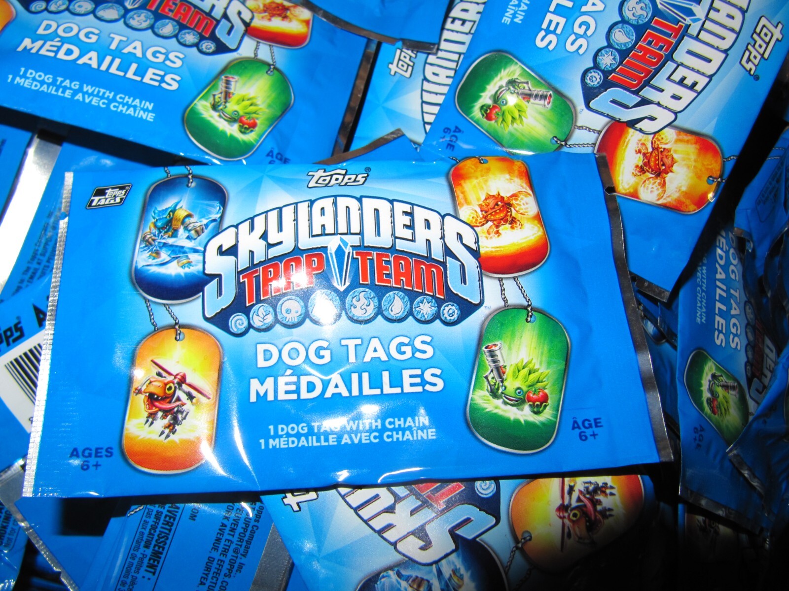 50 X  2014 TOPPS SKYLANDERS TRAP TEAM DOG TAGS MEDAILLES