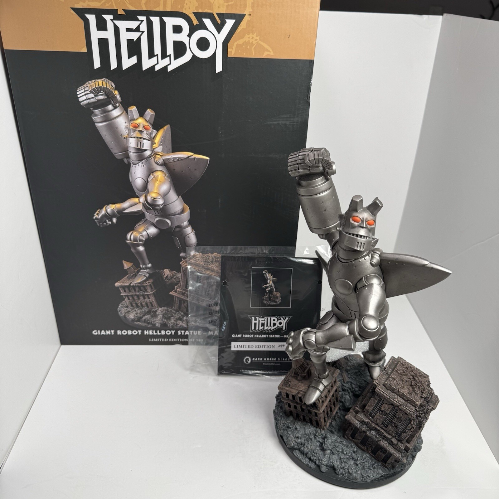 Hellboy Giant Robot Statue Mantic Series Dark Horse Direct Limited 254/500