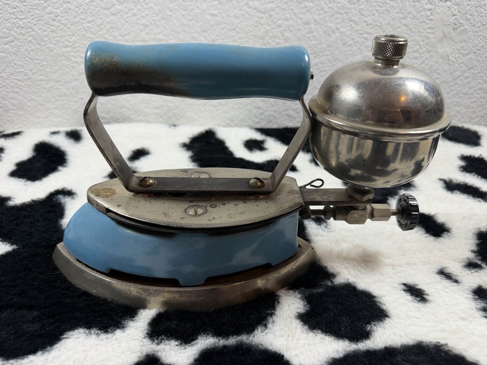 Coleman Model 4-E Instant Lite Gas Vintage Iron Blue Silver Metal