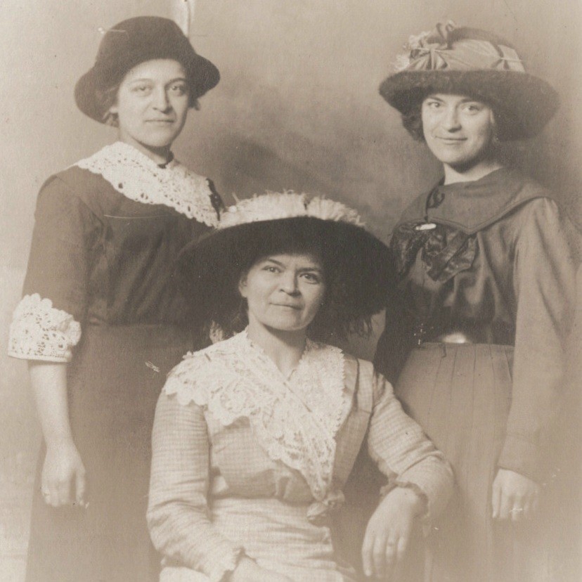 Edwardian Ladies RPPC Postcard Studio Portrait Photo Women Merry Widow Hat VTG.
