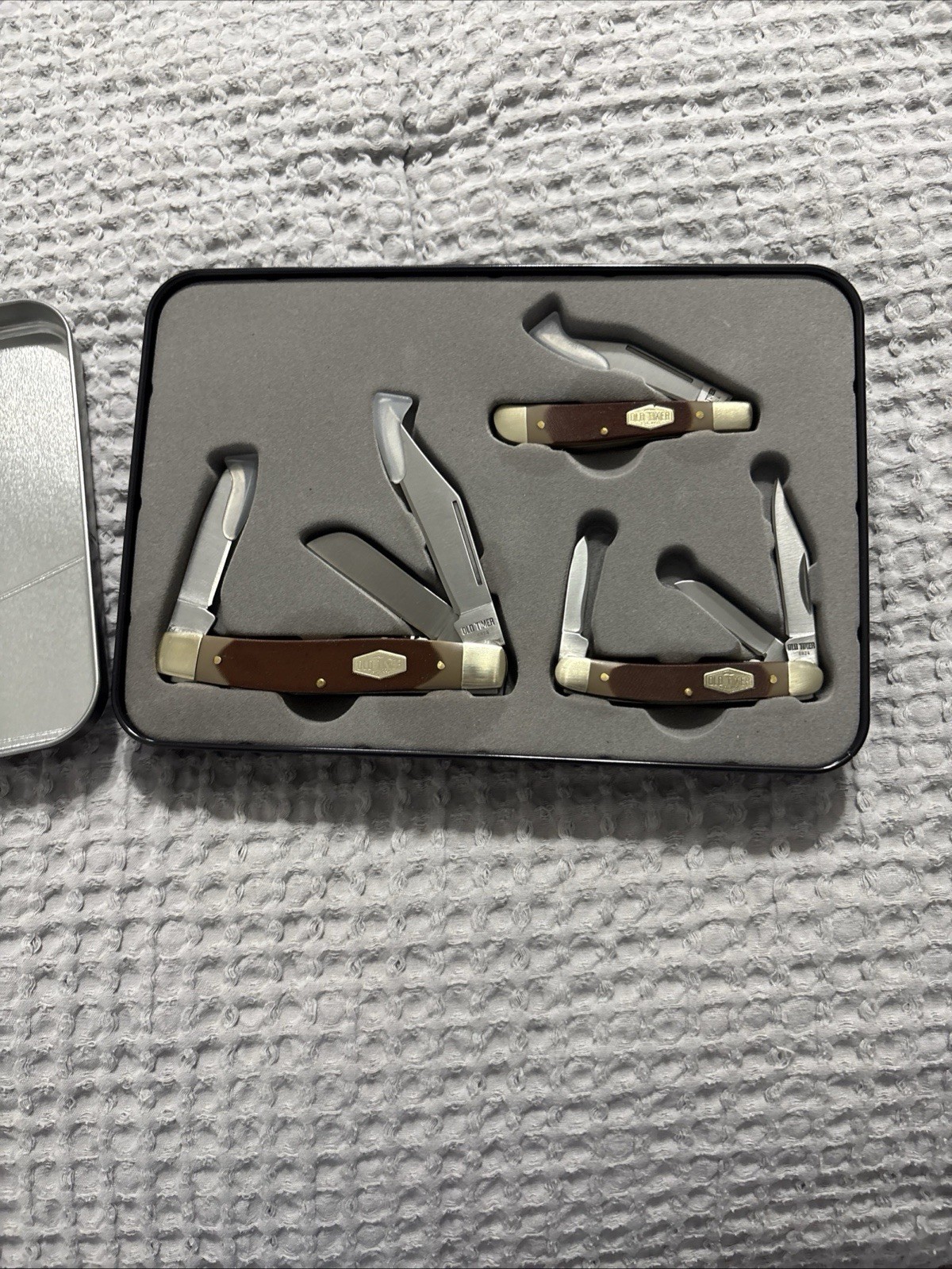 Old Timer Collectible Advertising Tin Case w/ 4 Small Folding Pocket Knives