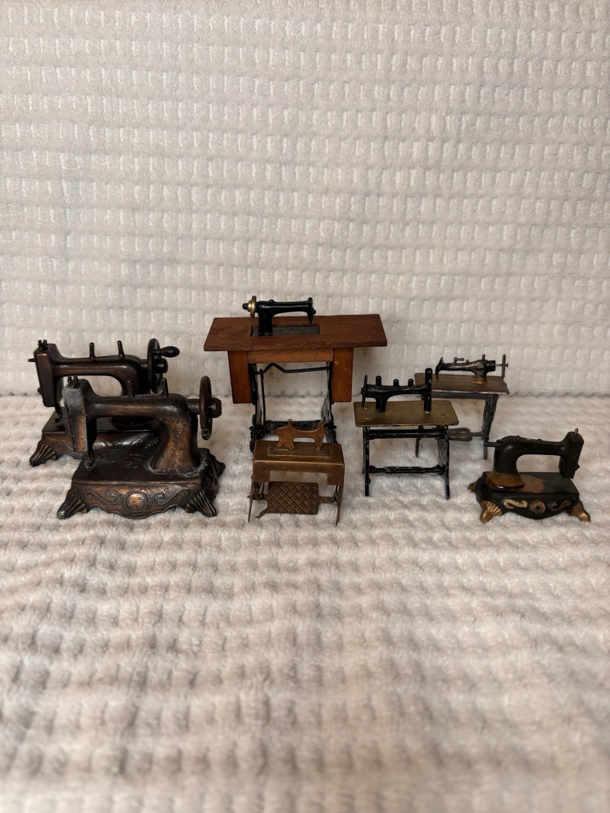 Vintage Miniature Sewing Machine Lot of 7 Dollhouse Models + 2 Pencil Sharpeners