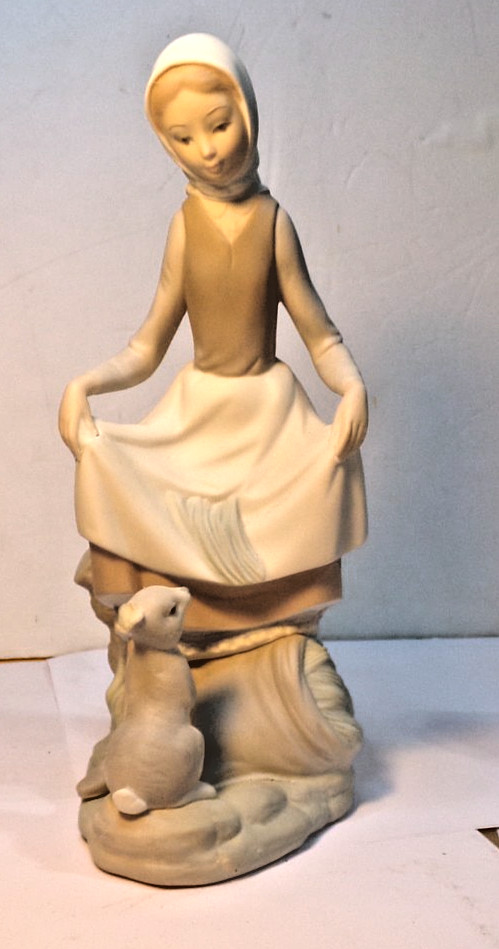 LLADRO Porcelain Figurine RABBIT\'S FOOD Girl with Bunny #4826 DAMAGED