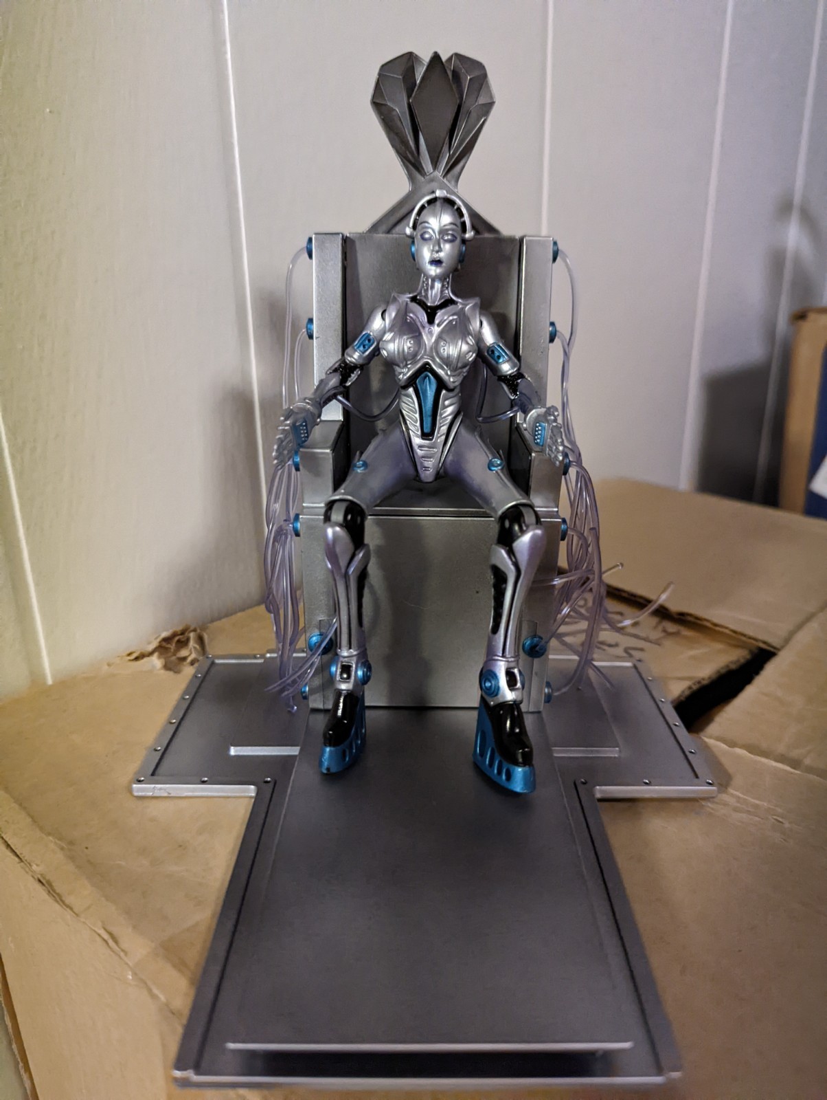 Mezco Silent Screamers 2000 Metropolis Maria Diorama - Used