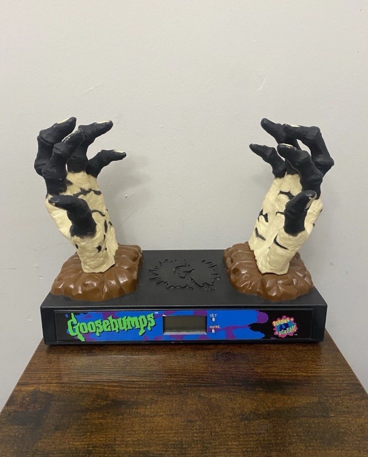 Vintage GOOSEBUMPS Talking AM/FM Radio CLOCK Hands 1996 Horror Halloween Rare