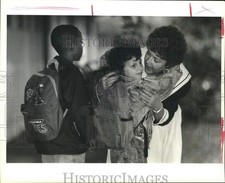 1991 Press Photo Miller Wall School principal Laura Toups hugs students picture