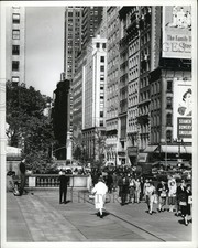 Press Photo New York Pedestrians walking on Fifth Avenue at 42nd St - nera12859 picture