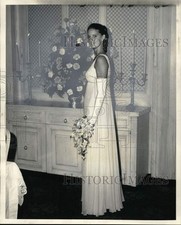 1970 Press Photo Debutante Susalee Belser Norris presented at St. Charles Center picture