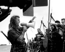 Braveheart 1995 director Mel Gibson gives instructions via megaphone 8x10 photo picture