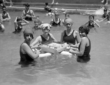 1924 Playing Mah-Jong in the Pool Vintage Old Retro Photo 8.5