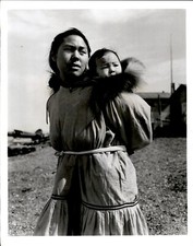 LG971 Original Bob & Ira Spring Photo ESKIMO MOTHER @ NOME CARRIES BABY IN PARKA picture