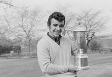 English golfer Tony Jacklin at his home in Elsham 1960s OLD PHOTO picture