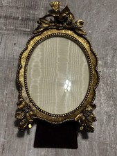 This is a vintage Matson 24kt gold-plated ormolu oval picture frame featuring picture