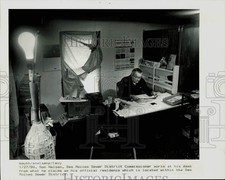 1988 Press Photo Des Moines Sewer District commissioner Ron Nelsen at his desk picture