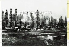 1991 Press Photo Cluster of oil derricks in Spindletop Field in Beaumont, Texas picture