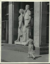1959 Press Photo Statues outside Ministry of Railway Planning Commission Hungary picture