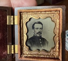 Civil War 16th plate tintype of officer in thermoplastic case picture