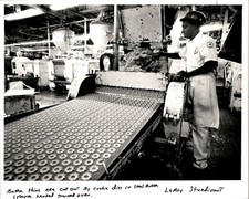 LG19 1982 Orig Elmer Horton Photo JACKS BUTTER THINS CUT BY STEEL DIES FACTORY picture