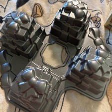 Wilton Dimensions Pan Heavy Duty Cast  Presents Cake Form/ Pan picture