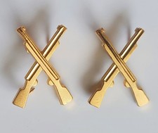 SWEDEN MILITARY INFANTRY CROSSED RIFLES COLLAR BADGES PAIR SWEDISH ARMY GOLD picture