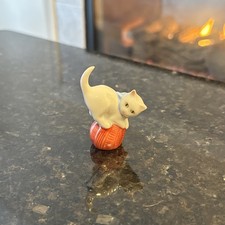 AUTHENTIC VTG Herend Mini Playful Cat on a Ball of Yarn Hungary 2 x 2.5