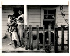LD418 1986 Original 1986 Photo MIGRANT FIELD WORKER FAMILY AMERICAN POVERTY picture
