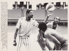 1971 Press Photo Bill Russell Nate Thurmond Elvin Hayes Play with ABA Basketball picture