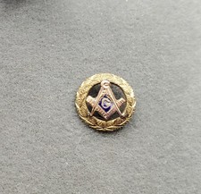 Antique Masonic Fraternal Screw Back Lapel Pin Wreath Compass Level picture