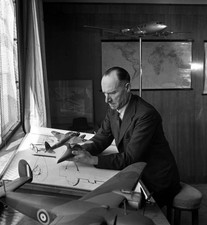 WWII British Aircraft designer Captain Geoffrey De Havilland is a - 1943 Photo picture