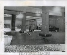 1956 Press Photo Scene of suspected bomb in cardboard box, Grand Central Station picture