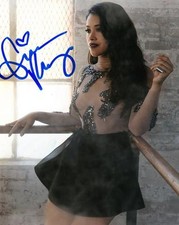HOT SEXY GINA RODRIGUEZ SIGNED 8X10 PHOTO AUTHENTIC AUTOGRAPH JANE THE VIRGIN G picture